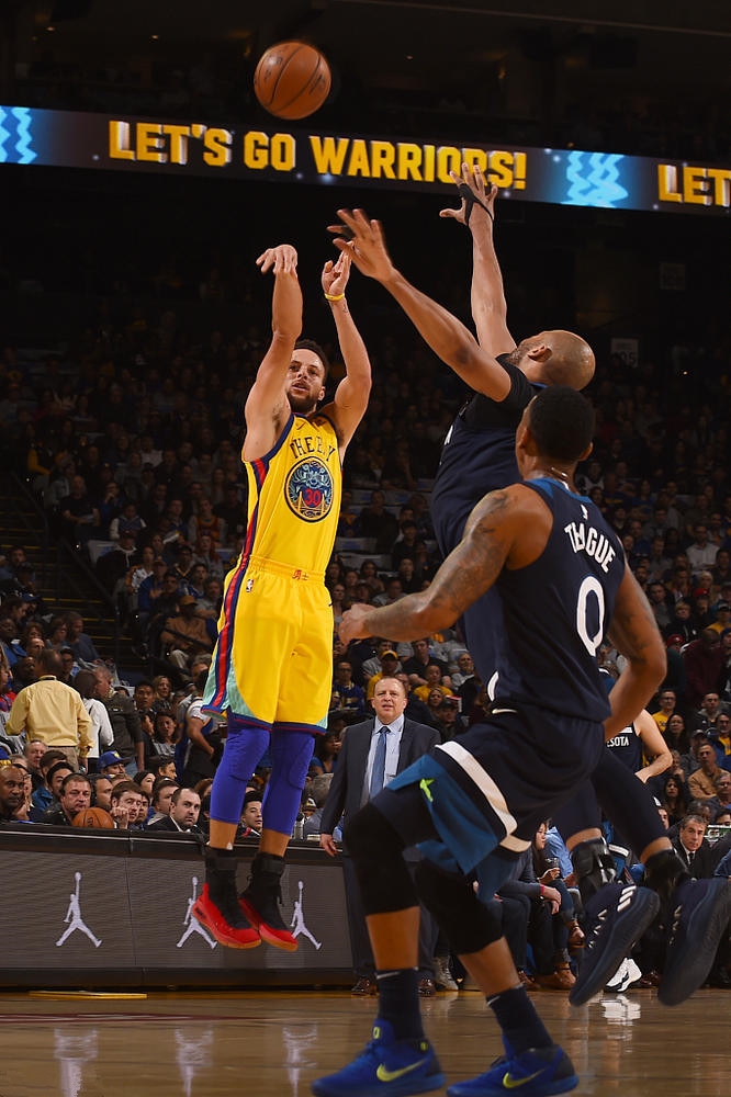 勇士队大胜对手狂击命中三分球刷新纪录的简单介绍